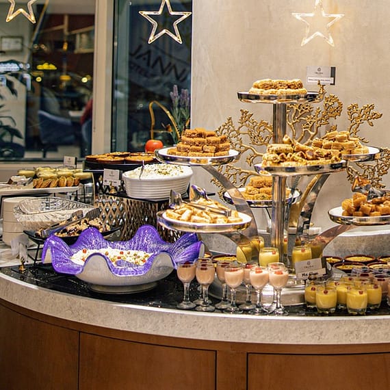 4* Breakfast Buffet With Soft Beverages For A Child Or Up To 4 Adults Abu Dhabi
