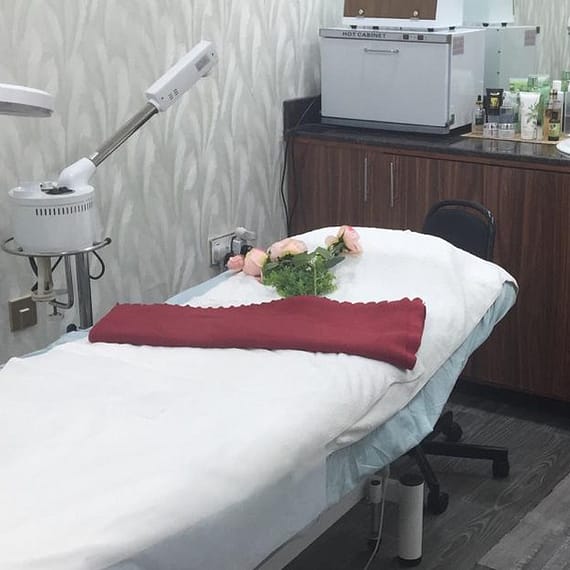 Relax With 40 Or 60-Minute Moroccan Bath Or Facial At Sumr Gents Salon Dubai